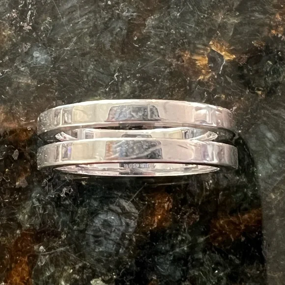 Gucci silver ring size 8 with COA unisex. Great Valentine’s Day gift.